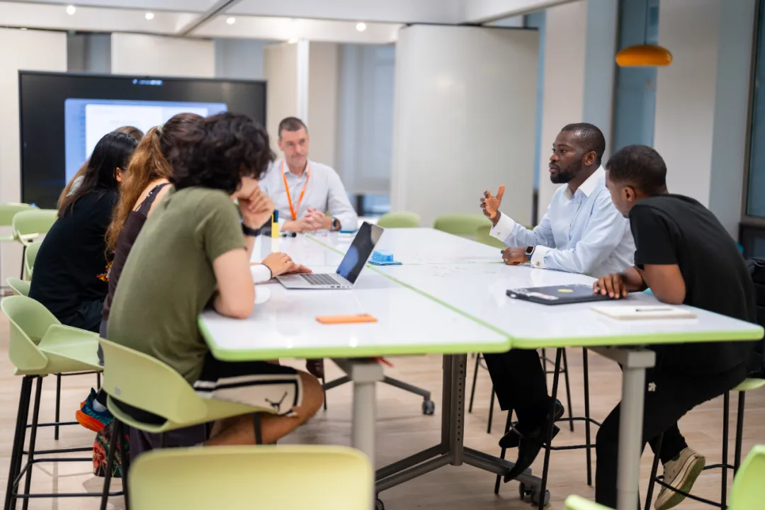 The Complex Art of Leading (From the Centre)